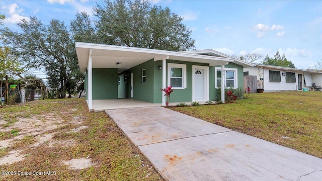 view of front of home with a carport and a front yard