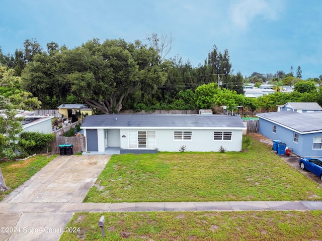 single story home featuring a front yard