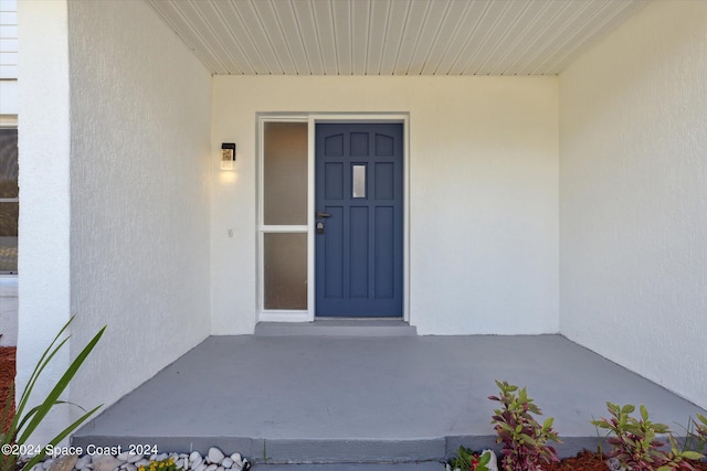 entrance to property with stucco siding