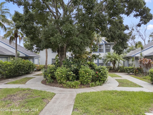 view of front facade with a front lawn