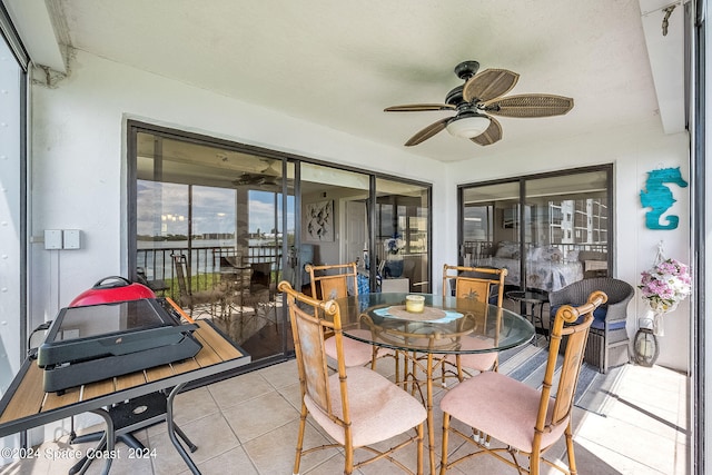 sunroom with ceiling fan