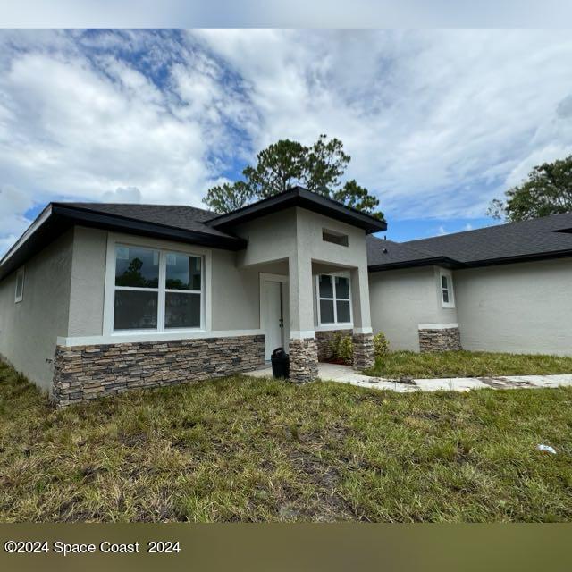 view of front of home with a front lawn