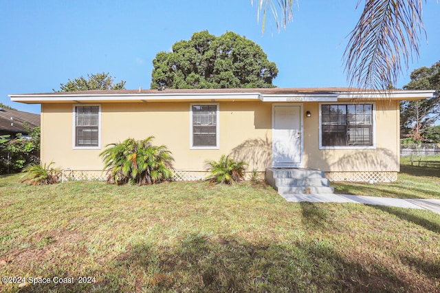 view of front of home featuring a front lawn