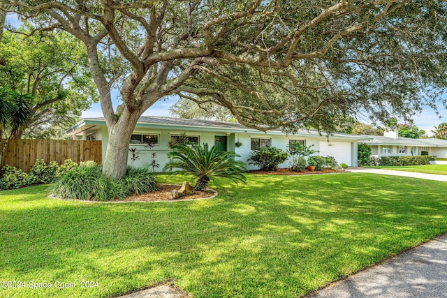 single story home featuring a front lawn