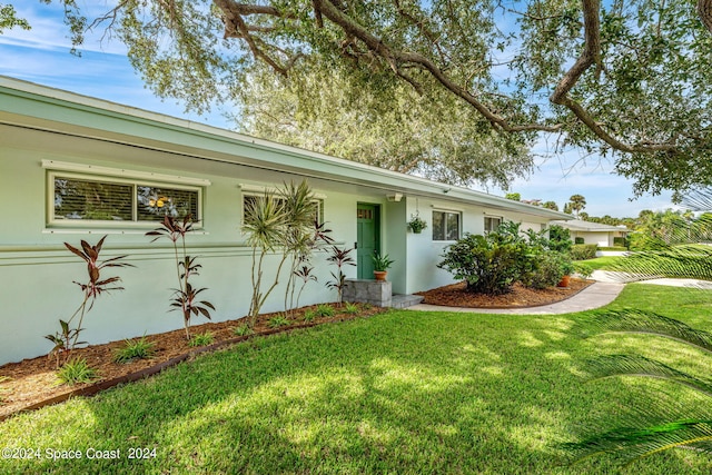 view of front of home with a front lawn