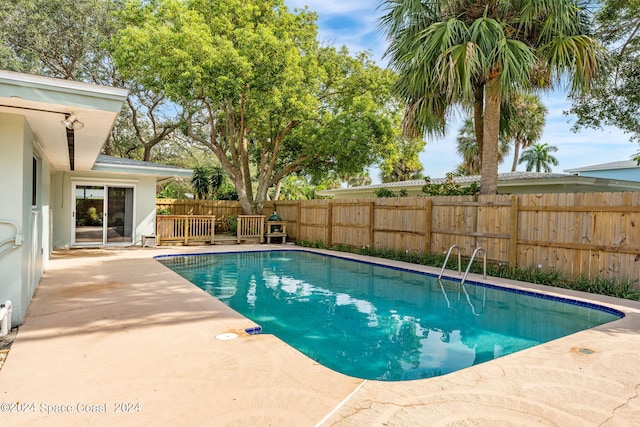 view of swimming pool featuring a patio