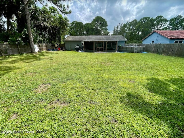 view of yard featuring a pool