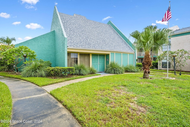 view of front of property with a front lawn