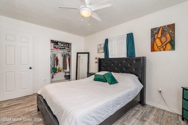 bedroom with a closet, ceiling fan, a textured ceiling, and light hardwood / wood-style flooring