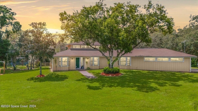 view of front of property featuring a lawn