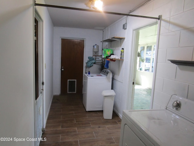 washroom featuring washing machine and clothes dryer