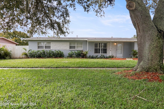 ranch-style home featuring a front yard