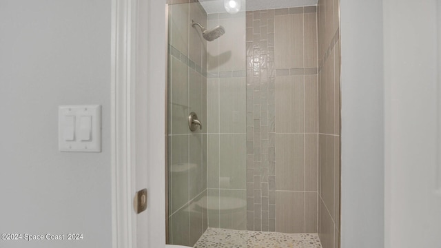 bathroom featuring a tile shower