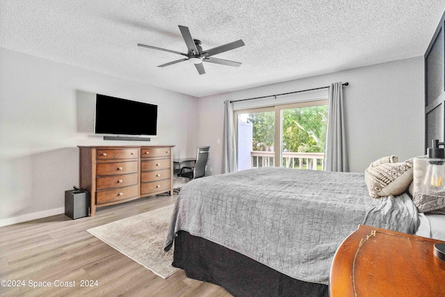 bedroom featuring a textured ceiling, light hardwood / wood-style floors, and ceiling fan