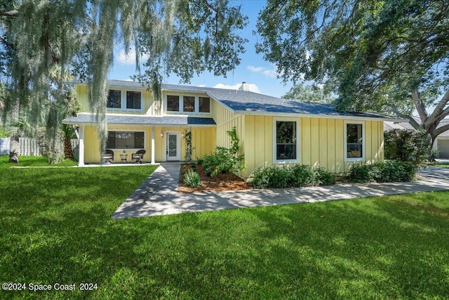 view of front of house featuring a patio and a front yard