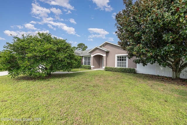 view of front of property featuring a front lawn