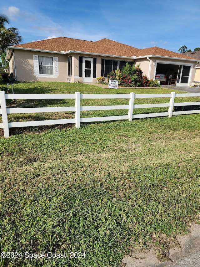 ranch-style house featuring a front yard