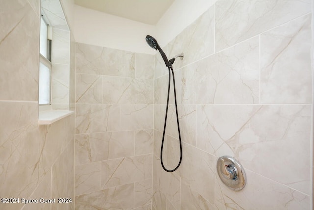 bathroom featuring tiled shower