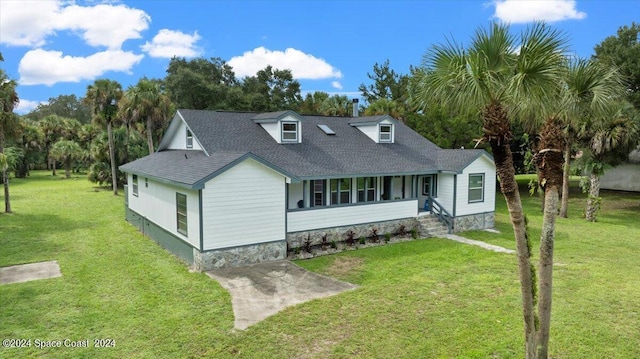 view of front facade featuring a front lawn and roof with shingles