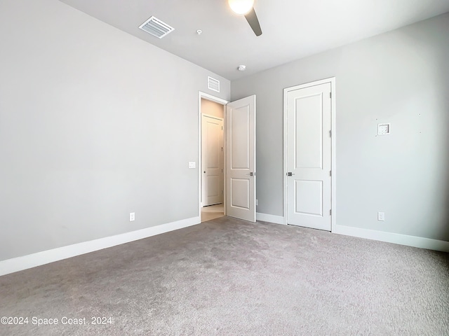 carpeted empty room featuring ceiling fan