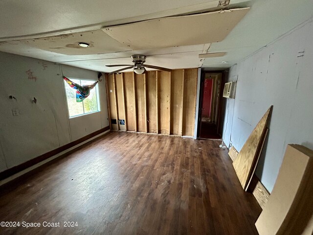 spare room featuring dark wood-type flooring and ceiling fan