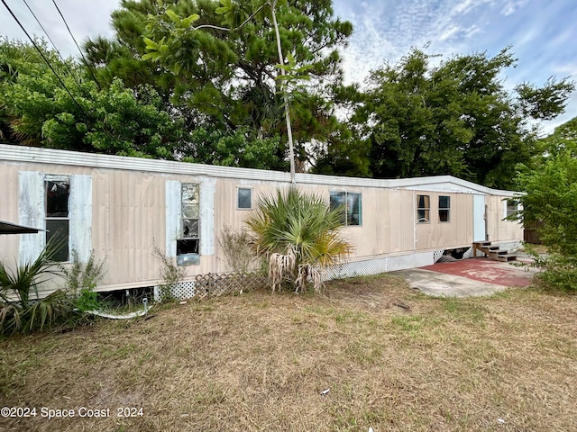 back of house featuring a yard