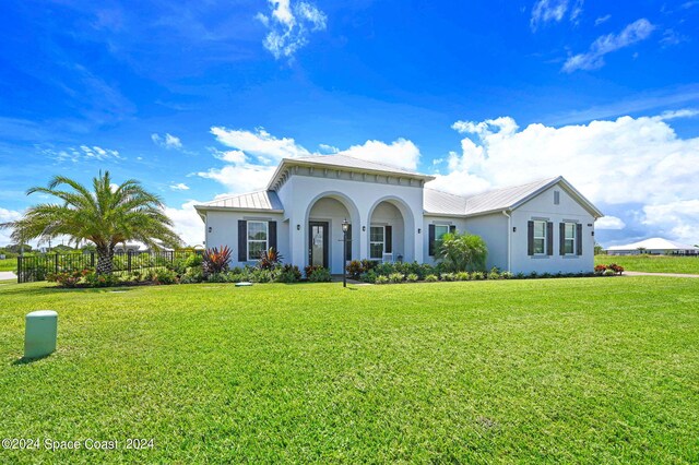 view of front of home featuring a front lawn