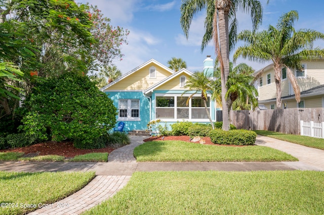 view of front facade featuring a front yard