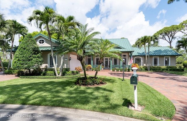 view of front facade with a front yard