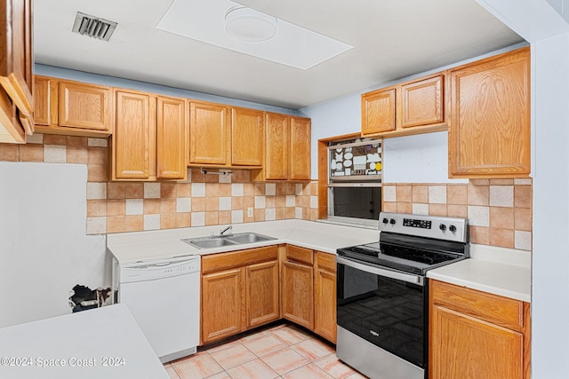 kitchen with decorative backsplash, light tile patterned flooring, stainless steel electric range, dishwasher, and sink