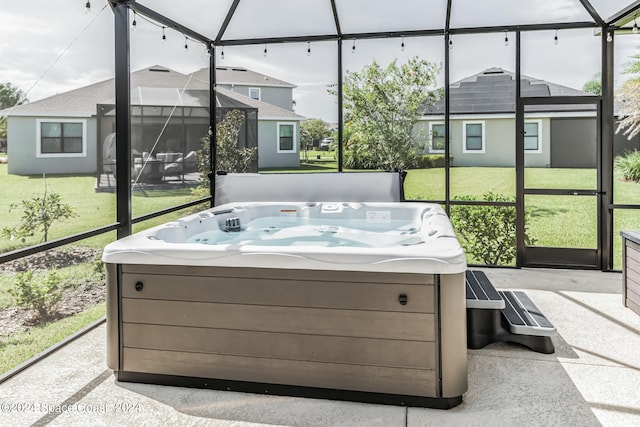 sunroom / solarium featuring a jacuzzi and vaulted ceiling