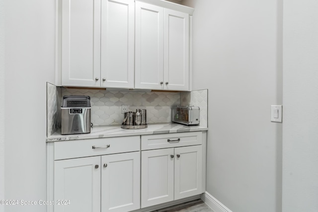7356 Millbrook Ave, Melbourne, FL 32940 - bar featuring backsplash