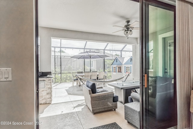 sunroom with ceiling fan