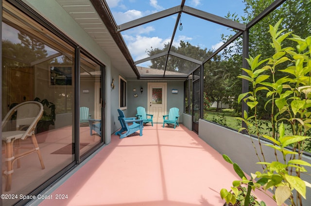 sunroom with lofted ceiling