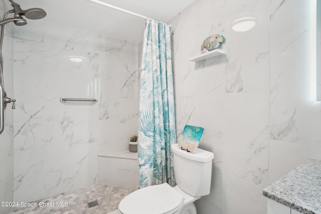 bathroom featuring a shower with curtain and toilet