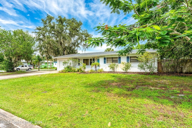 single story home with a front yard