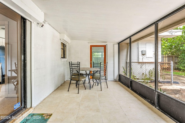 sunroom / solarium featuring vaulted ceiling