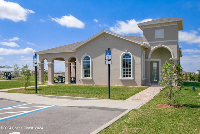 view of front of property featuring a front yard