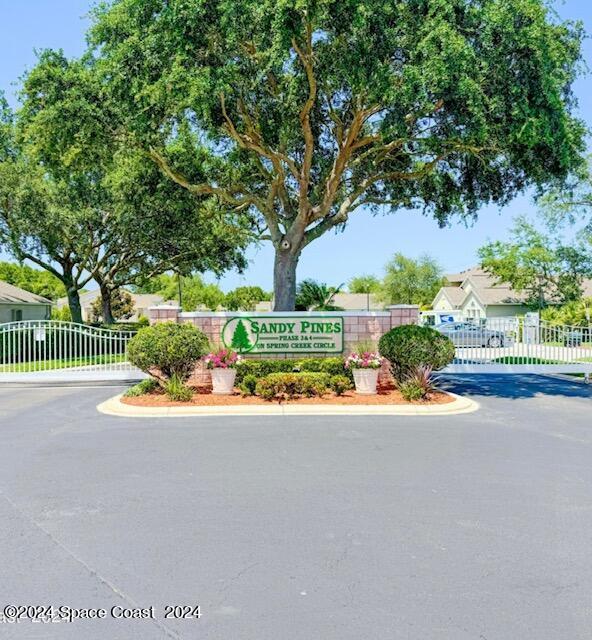 view of community / neighborhood sign