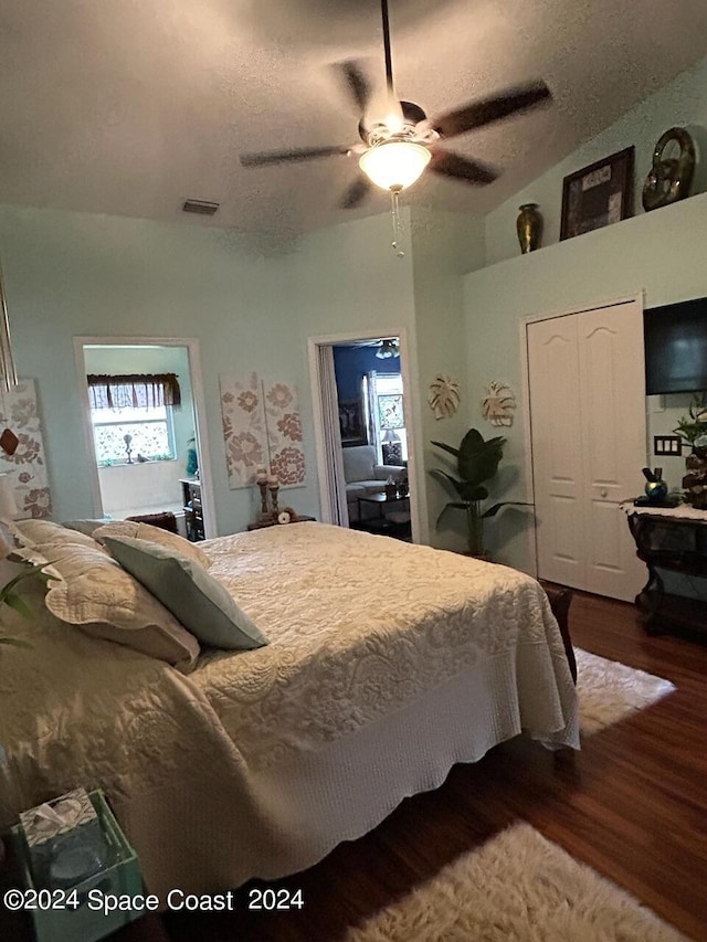 bedroom with ceiling fan, a closet, a textured ceiling, and hardwood / wood-style flooring