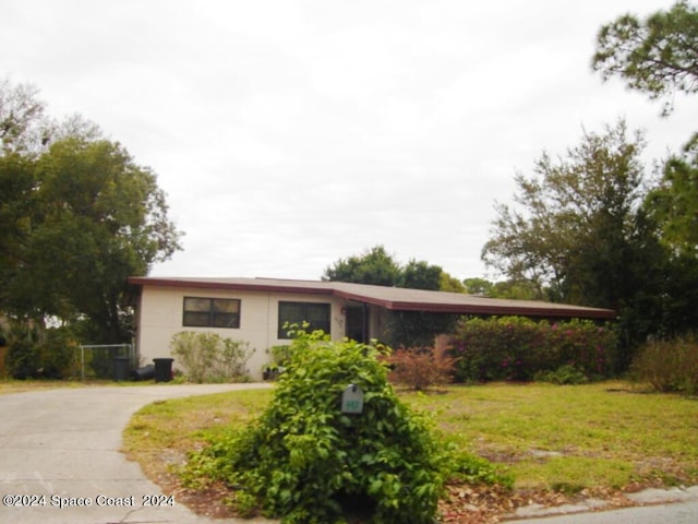 ranch-style house featuring a front yard