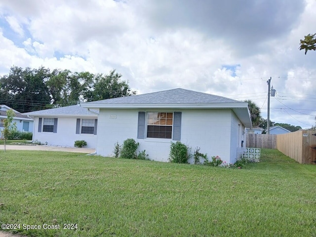 view of front of house featuring a front yard