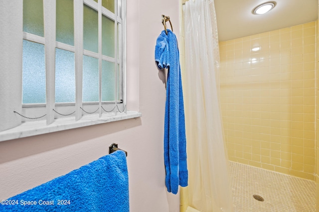 bathroom featuring a shower with shower curtain