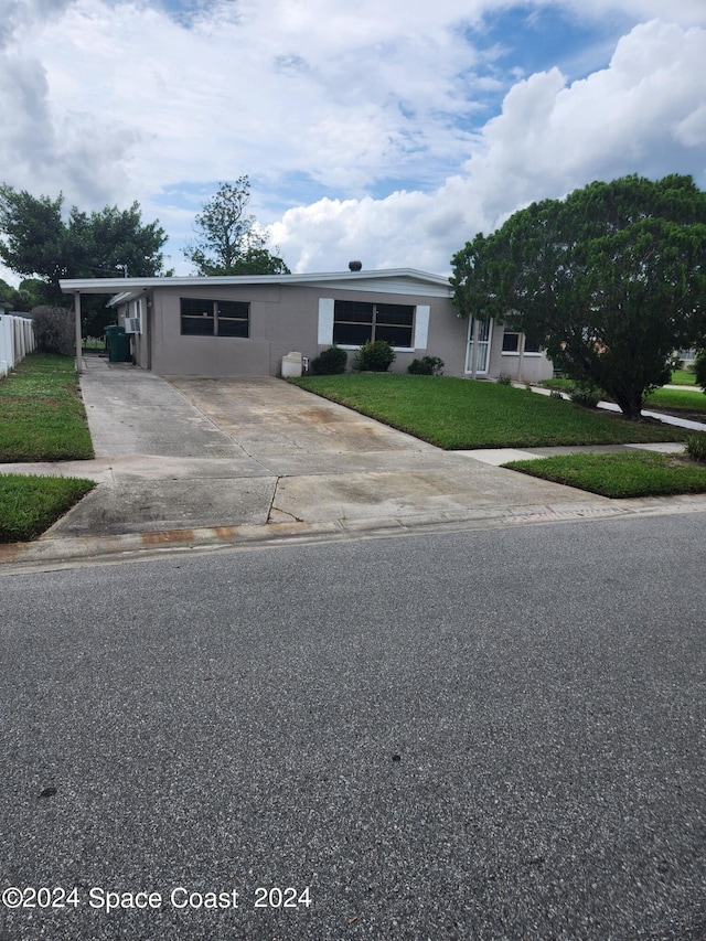 view of front of home featuring a front lawn and a carport