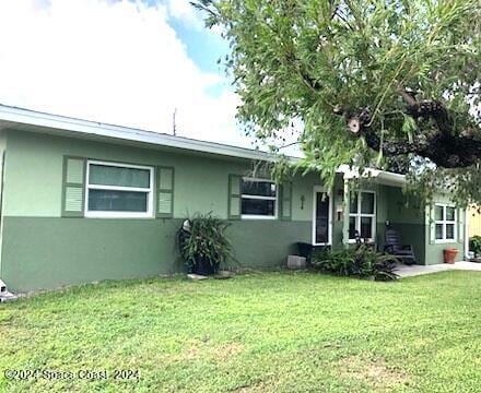 view of front of home featuring a front lawn