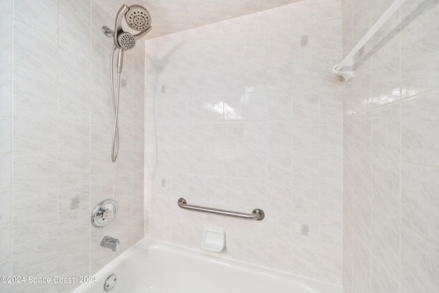 bathroom featuring tiled shower / bath combo