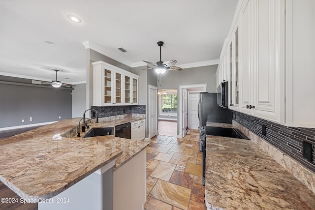 kitchen with ornamental molding, kitchen peninsula, and ceiling fan