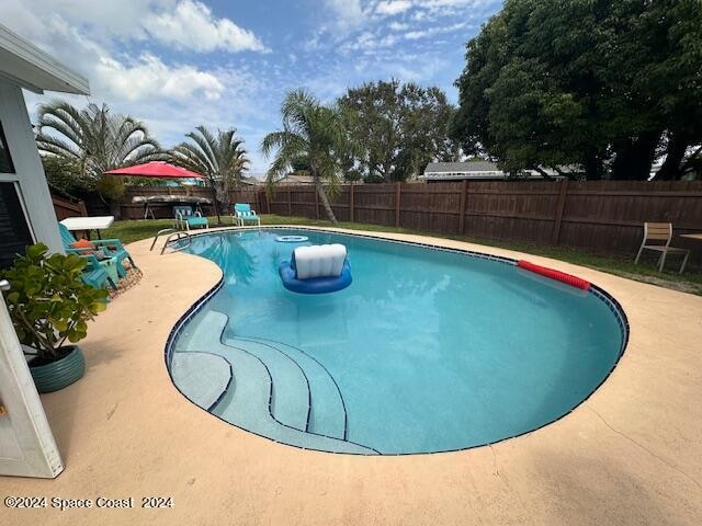 view of swimming pool featuring a patio