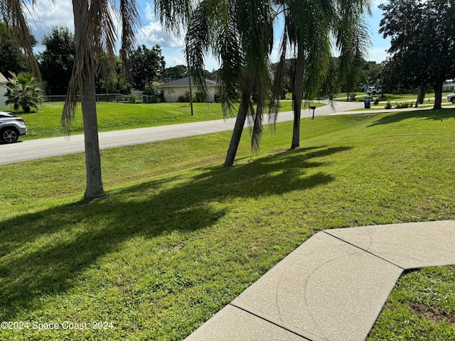 view of property's community featuring a lawn