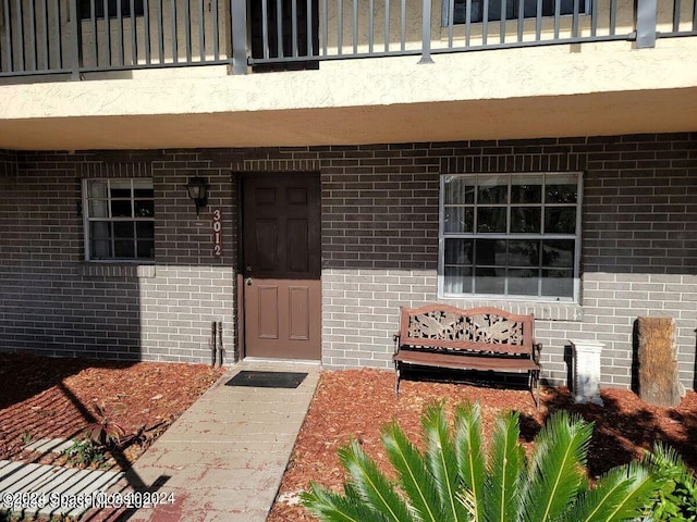 property entrance featuring a balcony